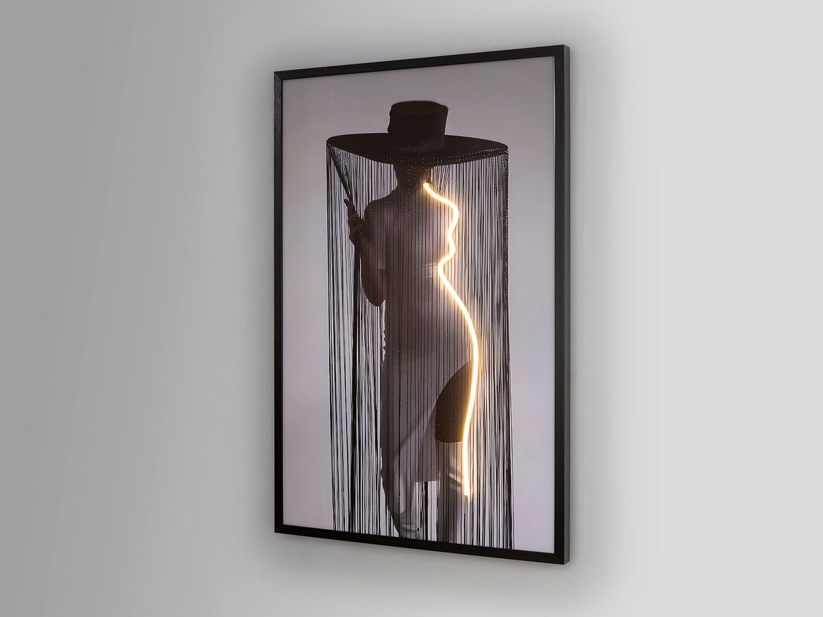 LED картина Diva с жена с шапка – изглед 3