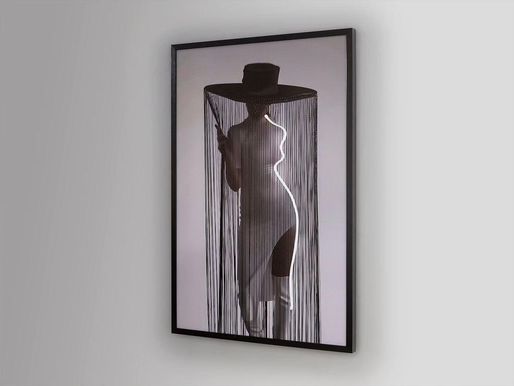 LED картина Diva с жена с шапка – изглед 4