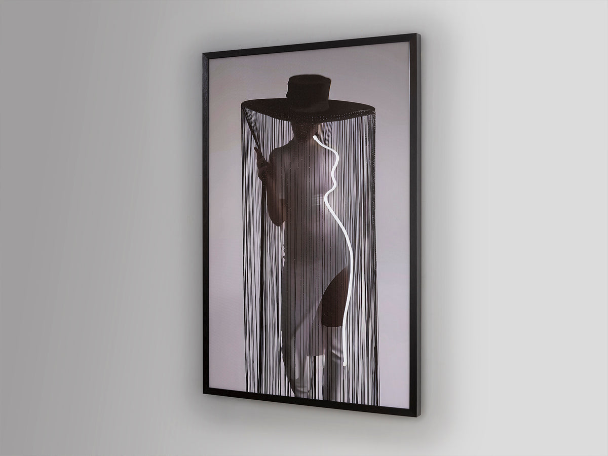LED картина Diva с жена с шапка – изглед 4