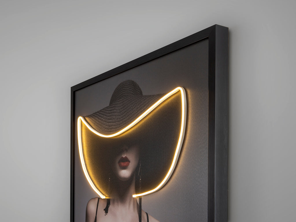 LED картина Pamela с дама с шапка – изглед 2