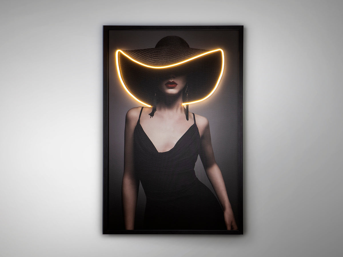 LED картина Pamela с дама с шапка – изглед 3