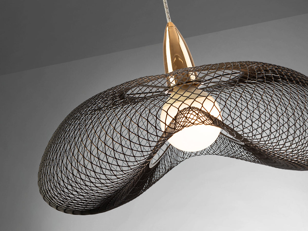 Висяща лампа Forma в ярко злато с черна метална мрежа – изглед 3
